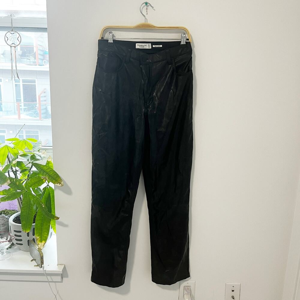 Abercrombie & Fitch Black Vegan Leather '90s Straight Pants Size 8